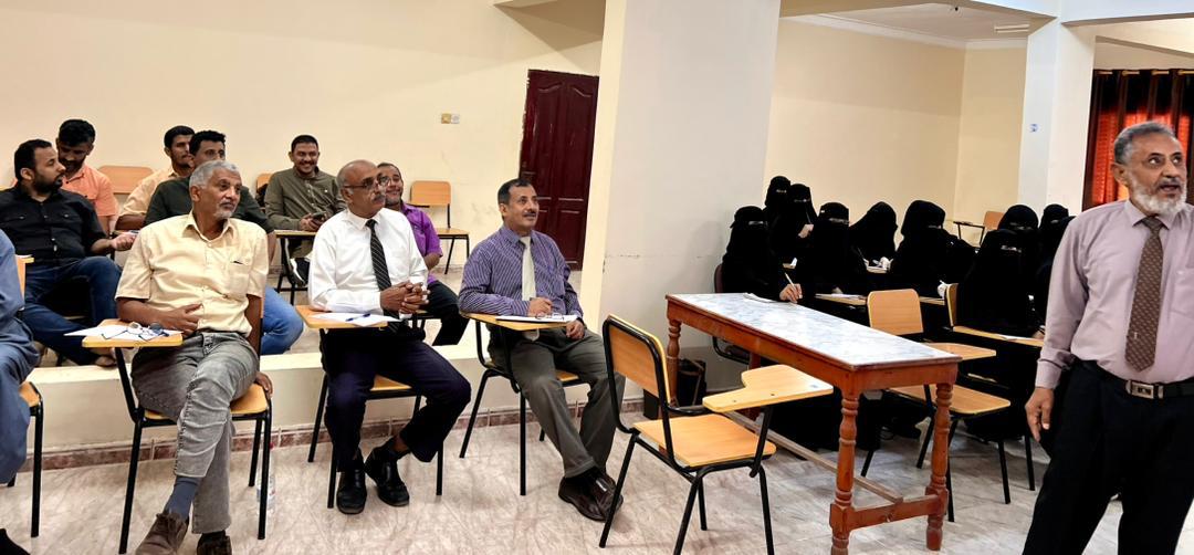 محاضرة علمية في جامعة العادل حول التقويم الذاتي وتطوير الأداء المؤسسي